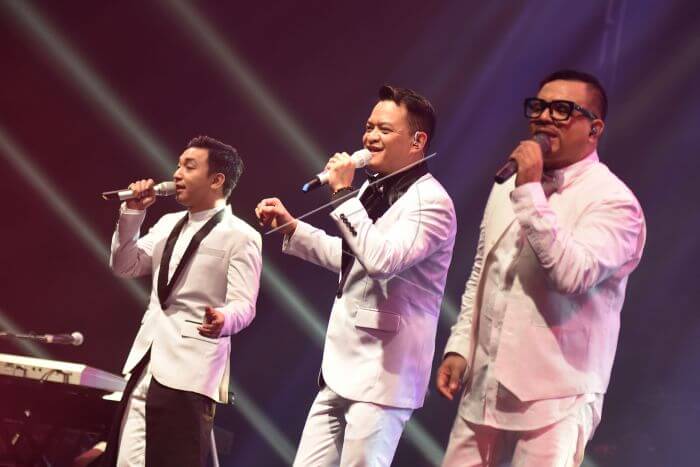 Ketiga vokalis Kahitna tampil dengan setelan jas serba putih